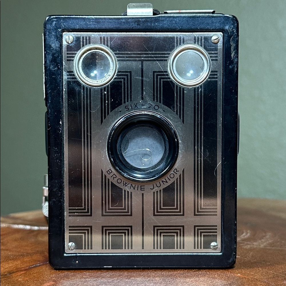 KODAK Six-20 Brownie Junior Art Deco Camera W/ MYSTERY FILM! - Picture 3 of 16